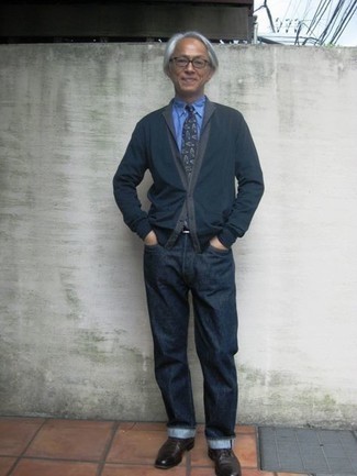 50 Jährige: Leder Oxford Schuhe kombinieren – 18 Smart-Casual Herren Outfits warm Wetter: Erwägen Sie das Tragen von einer dunkelblauen Strickjacke und dunkelblauen Jeans, um mühelos alles zu meistern, was auch immer der Tag bringen mag. Leder Oxford Schuhe bringen Eleganz zu einem ansonsten schlichten Look.