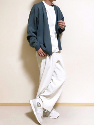 Dunkelblaue Strickjacke kombinieren – 500+ Herren Outfits: Kombinieren Sie eine dunkelblaue Strickjacke mit einer weißen Chinohose für ein großartiges Wochenend-Outfit. Suchen Sie nach leichtem Schuhwerk? Komplettieren Sie Ihr Outfit mit weißen Sportschuhen für den Tag.