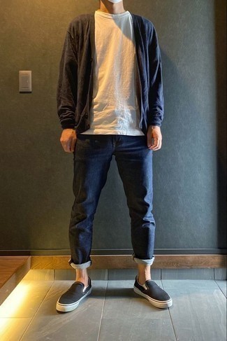 Dunkelblaue Strickjacke kombinieren – 500+ Herren Outfits: Kombinieren Sie eine dunkelblaue Strickjacke mit dunkelblauen Jeans für ein bequemes Outfit, das außerdem gut zusammen passt. Dieses Outfit passt hervorragend zusammen mit schwarzen Slip-On Sneakers aus Segeltuch.