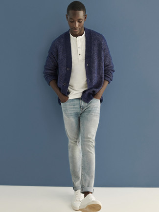 Dunkelblaue Strickjacke kombinieren – 500+ Herren Outfits: Entscheiden Sie sich für eine dunkelblaue Strickjacke und hellblauen Jeans für ein bequemes Outfit, das außerdem gut zusammen passt. Wählen Sie die legere Option mit weißen Leder niedrigen Sneakers.