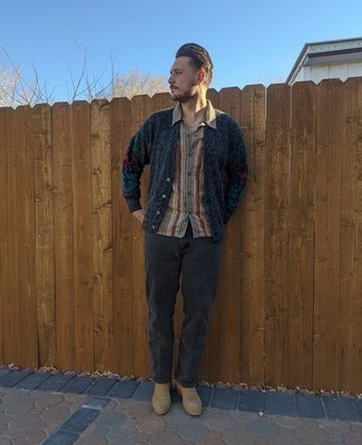 Kurzarmhemd kombinieren – 500+ Herren Outfits: Vereinigen Sie ein Kurzarmhemd mit dunkelgrauen Jeans, um einen lockeren, aber dennoch stylischen Look zu erhalten. Fühlen Sie sich ideenreich? Komplettieren Sie Ihr Outfit mit hellbeige Chelsea Boots aus Wildleder.