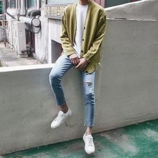Weiße niedrige Sneakers kombinieren – 500+ Lässige Herren Outfits warm Wetter: Eine gelbgrüne Strickjacke und hellblaue enge Jeans mit Destroyed-Effekten sind eine gute Outfit-Formel für Ihre Sammlung. Fühlen Sie sich ideenreich? Komplettieren Sie Ihr Outfit mit weißen niedrigen Sneakers.