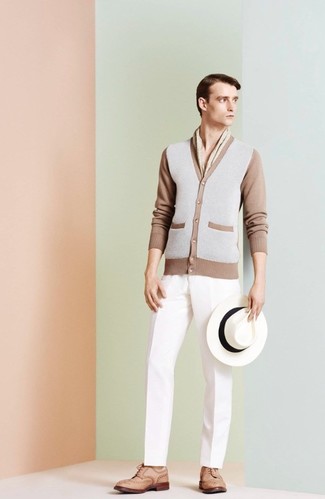 Weißen Wollhut kombinieren – 95 Herren Outfits warm Wetter: Eine graue Strickjacke und ein weißer Wollhut sind eine kluge Outfit-Formel für Ihre Sammlung. Fühlen Sie sich mutig? Wählen Sie beige Leder Brogues.