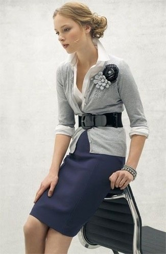graue Strickjacke, weißes Businesshemd, dunkelblauer Bleistiftrock, schwarzer Leder Taillengürtel für Damen