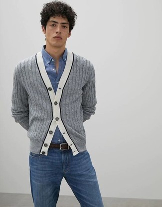 Teenager: Dunkelblaues Chambray Langarmhemd kombinieren – 5 Herren Outfits: Kombinieren Sie ein dunkelblaues Chambray Langarmhemd mit blauen Jeans für ein bequemes Outfit, das außerdem gut zusammen passt.