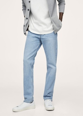 Welche Jeans mit grauer Strickjacke zu tragen – 247 Herren Outfits: Vereinigen Sie eine graue Strickjacke mit Jeans für ein sonntägliches Mittagessen mit Freunden. Wenn Sie nicht durch und durch formal auftreten möchten, vervollständigen Sie Ihr Outfit mit weißen Leder niedrigen Sneakers.