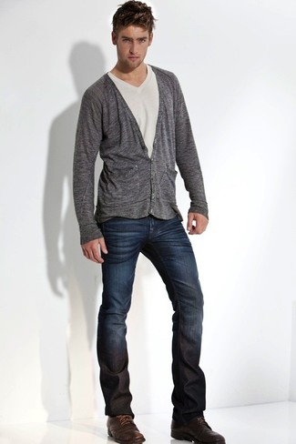 graue Strickjacke, hellbeige T-Shirt mit einem V-Ausschnitt, dunkelblaue Jeans, dunkelbraune Lederfreizeitstiefel für Herren