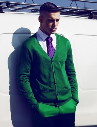 Mintgrüne Chinohose kombinieren – 186 Herren Outfits: Kombinieren Sie eine grüne Strickjacke mit einer mintgrünen Chinohose für einen bequemen Alltags-Look.