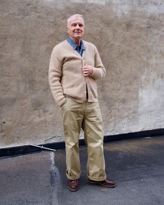 50 Jährige: Braune Chukka-Stiefel kombinieren – 214 Herren Outfits: Paaren Sie eine hellbeige Strickjacke mit einer hellbeige Chinohose für ein großartiges Wochenend-Outfit. Braune Chukka-Stiefel sind eine ideale Wahl, um dieses Outfit zu vervollständigen.