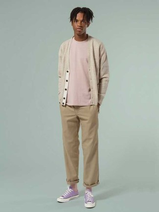 hellbeige Strickjacke, rosa T-Shirt mit einem Rundhalsausschnitt, beige Chinohose, hellviolette Segeltuch niedrige Sneakers für Herren