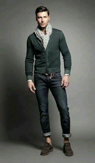 dunkelgrüne Strickjacke, schwarze Jeans, dunkelbraune Wildleder Slipper mit Quasten, hellbeige bedruckter Schal für Herren