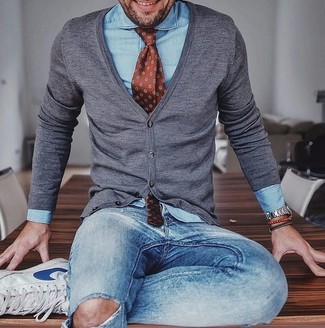 Dunkelbraune bedruckte Krawatte kombinieren – 274 Herren Outfits: Etwas Einfaches wie die Wahl von einer grauen Strickjacke und einer dunkelbraunen bedruckten Krawatte kann Sie von der Menge abheben. Fühlen Sie sich mutig? Wählen Sie weißen Leder niedrige Sneakers.