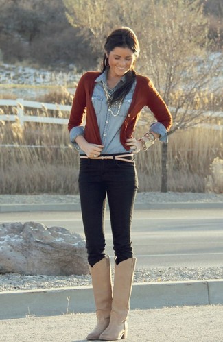 Hellbeige Stiefel kombinieren – 475 Damen Outfits: Entscheiden Sie sich für eine rotbraune Strickjacke und dunkelblauen enge Jeans, um einen stilsicheren Freizeit-Look zu erzeugen. Fühlen Sie sich ideenreich? Komplettieren Sie Ihr Outfit mit hellbeige Stiefeln.