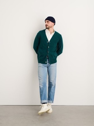30 Jährige: Outfits Herren 2024: Kombinieren Sie eine dunkelgrüne Strickjacke mit hellblauen Jeans für einen bequemen Alltags-Look. Fühlen Sie sich ideenreich? Wählen Sie weißen hohe Sneakers aus Segeltuch.