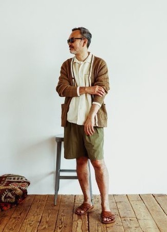 40 Jährige: Outfits Herren 2023: Entscheiden Sie sich für eine braune Strickjacke und olivgrünen Shorts für einen bequemen Alltags-Look. Fühlen Sie sich ideenreich? Entscheiden Sie sich für braunen geflochtenen Ledersandalen.