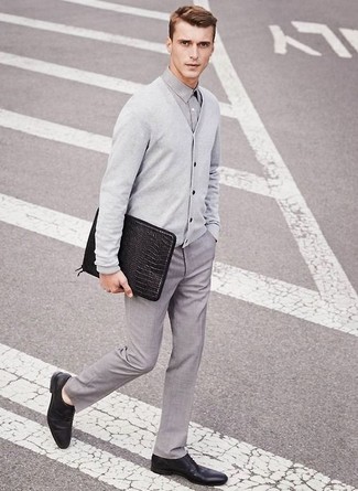 Graue Strickjacke kombinieren – 500+ Herren Outfits: Geben Sie den bestmöglichen Look ab in einer grauen Strickjacke und einer grauen Anzughose. Schwarze Leder Oxford Schuhe bringen Eleganz zu einem ansonsten schlichten Look.