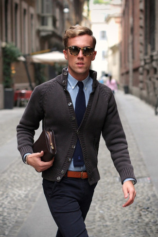 Braunen Ledergürtel kombinieren – 500+ Herbst Herren Outfits: Vereinigen Sie eine dunkelgraue Strickjacke mit einem braunen Ledergürtel für einen entspannten Wochenend-Look. Ein schönes Herbst-Outfit.