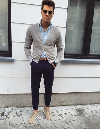 Graue Strickjacke kombinieren – 500+ Herren Outfits: Entscheiden Sie sich für eine graue Strickjacke und eine dunkelblaue Chinohose für ein bequemes Outfit, das außerdem gut zusammen passt. Beige Sportschuhe verleihen einem klassischen Look eine neue Dimension.
