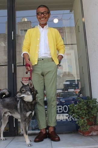 Olivgrüne Uhr kombinieren – 301 Herren Outfits: Kombinieren Sie eine gelbe Strickjacke mit einer olivgrünen Uhr für einen entspannten Wochenend-Look. Entscheiden Sie sich für dunkelroten Leder Slipper, um Ihr Modebewusstsein zu zeigen.