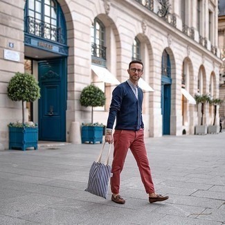 Dunkelblaue Strickjacke kombinieren – 500+ Herren Outfits: Erwägen Sie das Tragen von einer dunkelblauen Strickjacke und einer roten Chinohose für ein bequemes Outfit, das außerdem gut zusammen passt. Ergänzen Sie Ihr Look mit dunkelbraunen Leder Mokassins.