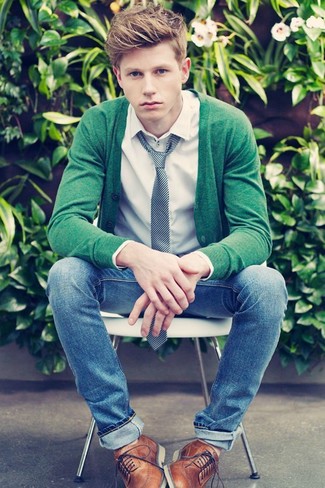 Grüne Strickjacke kombinieren – 26 Herren Outfits: Kombinieren Sie eine grüne Strickjacke mit blauen engen Jeans für ein Alltagsoutfit, das Charakter und Persönlichkeit ausstrahlt. Fühlen Sie sich ideenreich? Vervollständigen Sie Ihr Outfit mit braunen Leder Brogues.