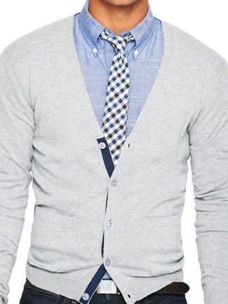 Wie hellblaues Langarmhemd mit grauer Strickjacke zu kombinieren – 22 Herren Outfits warm Wetter: Kombinieren Sie eine graue Strickjacke mit einem hellblauen Langarmhemd für Drinks nach der Arbeit.