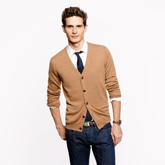 20 Jährige: Hellbeige Strickjacke kombinieren – 28 Smart-Casual Herren Outfits: Kombinieren Sie eine hellbeige Strickjacke mit dunkelblauen Jeans, um einen lockeren, aber dennoch stylischen Look zu erhalten.