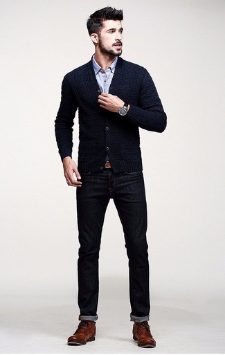 30 Jährige: Dunkelblaue Strickjacke kombinieren – 376 Herren Outfits: Kombinieren Sie eine dunkelblaue Strickjacke mit dunkelblauen Jeans für einen bequemen Alltags-Look. Eine braune Lederfreizeitstiefel putzen umgehend selbst den bequemsten Look heraus.
