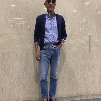 50 Jährige: Dunkelblaue Jeans kombinieren – 83 Smart-Casual Frühling Herren Outfits: Kombinieren Sie eine dunkelblaue Strickjacke mit dunkelblauen Jeans für ein Alltagsoutfit, das Charakter und Persönlichkeit ausstrahlt. Vervollständigen Sie Ihr Outfit mit schwarzen Leder Slippern, um Ihr Modebewusstsein zu zeigen. Der Look ist mega und passt super zum Frühling.