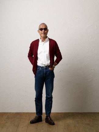 Wie rote Strickjacke mit dunkelblauer Jeans zu kombinieren – 21 Smart-Casual Herren Outfits: Kombinieren Sie eine rote Strickjacke mit dunkelblauen Jeans für ein bequemes Outfit, das außerdem gut zusammen passt. Dunkelrote Chukka-Stiefel aus Leder sind eine ideale Wahl, um dieses Outfit zu vervollständigen.