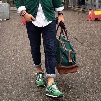 Olivgrüne Strickjacke kombinieren – 171 Herren Outfits: Paaren Sie eine olivgrüne Strickjacke mit dunkelblauen Jeans für einen bequemen Alltags-Look. Suchen Sie nach leichtem Schuhwerk? Ergänzen Sie Ihr Outfit mit grünen Sportschuhen für den Tag.