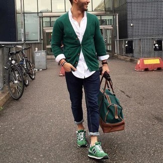 Weiße und grüne Sportschuhe kombinieren – 61 Herren Outfits: Kombinieren Sie eine dunkelgrüne Strickjacke mit dunkelblauen Jeans, um mühelos alles zu meistern, was auch immer der Tag bringen mag. Bringen Sie die Dinge durcheinander, indem Sie weißen und grünen Sportschuhe mit diesem Outfit tragen.