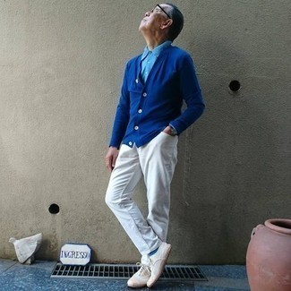 60 Jährige: Turnschuhe kombinieren – 113 Frühling Herren Outfits: Kombinieren Sie eine blaue Strickjacke mit weißen Jeans, um einen lockeren, aber dennoch stylischen Look zu erhalten. Fühlen Sie sich mutig? Vervollständigen Sie Ihr Outfit mit Turnschuhen. Ein super Übergangs-Outfit.
