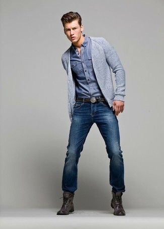 30 Jährige: Wie dunkelblaues Langarmhemd mit blauer Jeans zu kombinieren – 263 Herren Outfits warm Wetter: Kombinieren Sie ein dunkelblaues Langarmhemd mit blauen Jeans für ein bequemes Outfit, das außerdem gut zusammen passt. Fühlen Sie sich mutig? Vervollständigen Sie Ihr Outfit mit einer dunkelbraunen Lederfreizeitstiefeln.