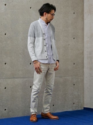 graue Strickjacke, weißes und blaues horizontal gestreiftes Langarmhemd, graue Jeans, rotbraune Leder Derby Schuhe für Herren