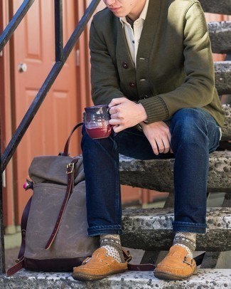 Olivgrüne Strickjacke kombinieren – 171 Herren Outfits: Entscheiden Sie sich für eine olivgrüne Strickjacke und dunkelblauen Jeans für ein Alltagsoutfit, das Charakter und Persönlichkeit ausstrahlt. Wählen Sie braunen Wildleder Slipper, um Ihr Modebewusstsein zu zeigen.