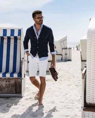 Bootsschuhe kombinieren – 825+ Herren Outfits: Kombinieren Sie eine dunkelblaue Strickjacke mit weißen Jeansshorts für einen bequemen Alltags-Look. Bootsschuhe sind eine perfekte Wahl, um dieses Outfit zu vervollständigen.