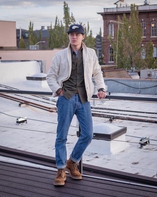 Braune Wildlederfreizeitstiefel kombinieren – 500+ Herren Outfits: Kombinieren Sie eine hellbeige Strickjacke mit blauen Jeans, um einen lockeren, aber dennoch stylischen Look zu erhalten. Komplettieren Sie Ihr Outfit mit einer braunen Wildlederfreizeitstiefeln, um Ihr Modebewusstsein zu zeigen.