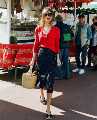Dunkelbraune Sonnenbrille kombinieren – 500+ Damen Outfits: Probieren Sie die Kombination aus einer roten Strickjacke und einer dunkelbraunen Sonnenbrille für den Stil, der ideal fürs Wochenende geeignet ist. Fühlen Sie sich mutig? Vervollständigen Sie Ihr Outfit mit schwarzen Keilsandaletten aus Segeltuch.