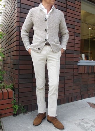 Wie Anzughose mit Strickjacke zu kombinieren – 183 Elegante Herren Outfits: Entscheiden Sie sich für eine Strickjacke und eine Anzughose für eine klassischen und verfeinerte Silhouette. Vervollständigen Sie Ihr Look mit rotbraunen Wildleder Derby Schuhen.