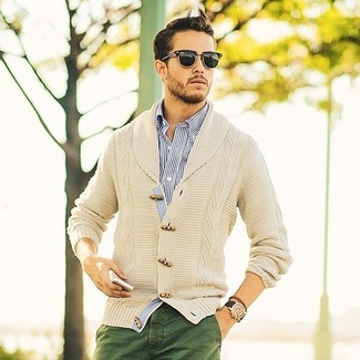 Beige Strickjacke kombinieren – 377 Herren Outfits: Vereinigen Sie eine beige Strickjacke mit einer grünen Chinohose für einen für die Arbeit geeigneten Look.