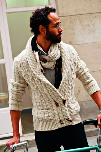 Beige Schal kombinieren – 335 Herren Outfits: Eine hellbeige Strick Strickjacke mit einem Knebelverschluss und ein beige Schal sind eine ideale Outfit-Formel für Ihre Sammlung.