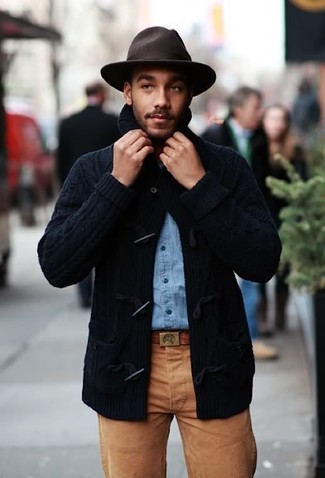 Braunen Hut kombinieren – 468 Herren Outfits: Erwägen Sie das Tragen von einer dunkelblauen Strickjacke mit einem Knebelverschluss und einem braunen Hut für einen entspannten Wochenend-Look.