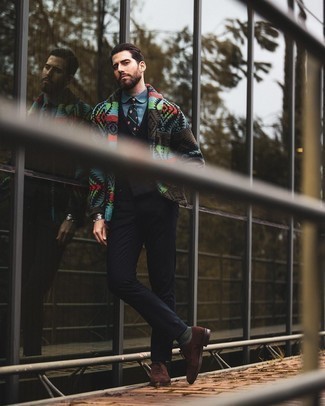 Mehrfarbige Strickjacke mit einem Schalkragen kombinieren – 5 Herren Outfits: Kombinieren Sie eine mehrfarbige Strickjacke mit einem Schalkragen mit einem schwarzen Anzug für eine klassischen und verfeinerte Silhouette. Komplettieren Sie Ihr Outfit mit dunkelbraunen Wildleder Oxford Schuhen.
