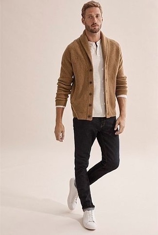beige Strickjacke mit einem Schalkragen von Nuur