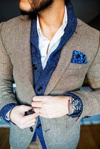 Blaues gepunktetes Einstecktuch kombinieren – 251 Herren Outfits: Kombinieren Sie eine blaue Strickjacke mit einem Schalkragen mit einem blauen gepunkteten Einstecktuch für einen entspannten Wochenend-Look.