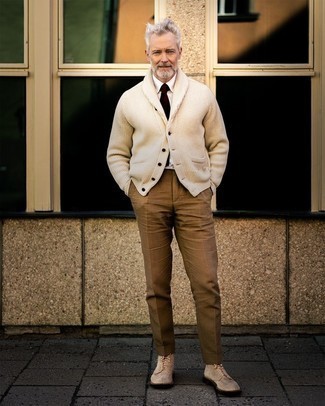 Beige Strickjacke kombinieren – 377 Herren Outfits: Entscheiden Sie sich für einen klassischen Stil in einer beige Strickjacke und einer braunen Leinen Anzughose. Fühlen Sie sich mutig? Vervollständigen Sie Ihr Outfit mit einer hellbeige Wildlederfreizeitstiefeln.