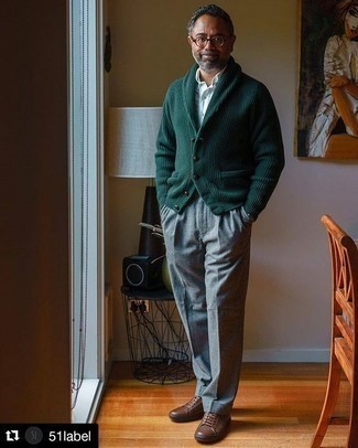Olivgrüne Strickjacke kombinieren – 171 Herren Outfits: Paaren Sie eine olivgrüne Strickjacke mit einer grauen Wollanzughose für einen stilvollen, eleganten Look. Fühlen Sie sich ideenreich? Ergänzen Sie Ihr Outfit mit braunen Leder niedrigen Sneakers.