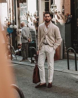 Beige Strickjacke kombinieren – 377 Herren Outfits: Kombinieren Sie eine beige Strickjacke mit einer weißen Anzughose für einen stilvollen, eleganten Look. Dunkelbraune Wildleder Slipper mit Quasten sind eine gute Wahl, um dieses Outfit zu vervollständigen.