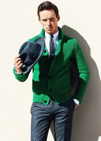 Graue Wollanzughose kombinieren – 124 Elegante Frühling Herren Outfits: Kombinieren Sie eine grüne Strickjacke mit einem Schalkragen mit einer grauen Wollanzughose, um vor Klasse und Perfektion zu strotzen. So einfach kann ein stylisches Frühlings-Outfit sein.